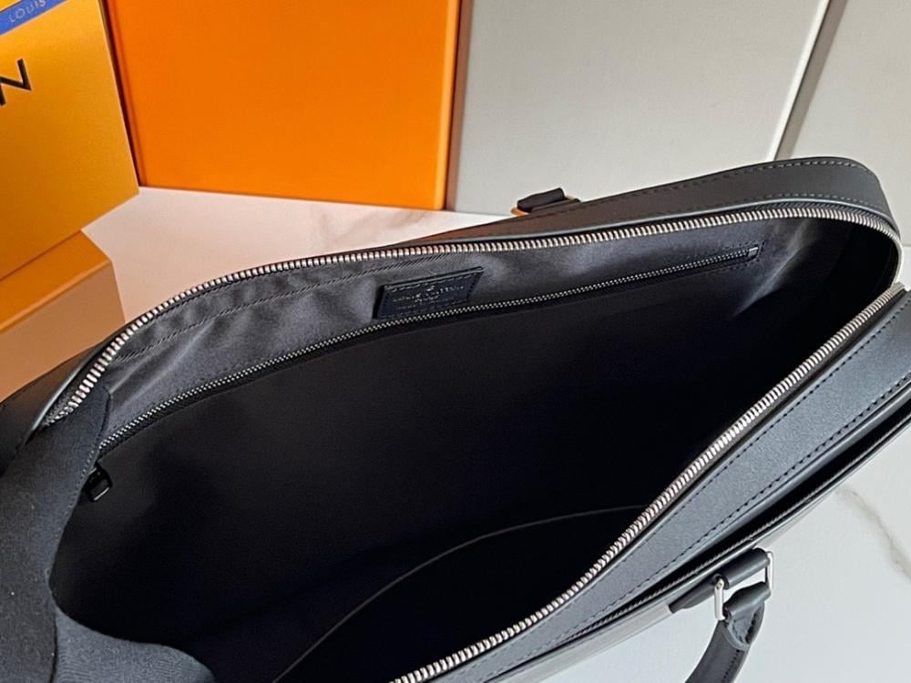 Elegant Leather Crossbody Bag – Limited Edition