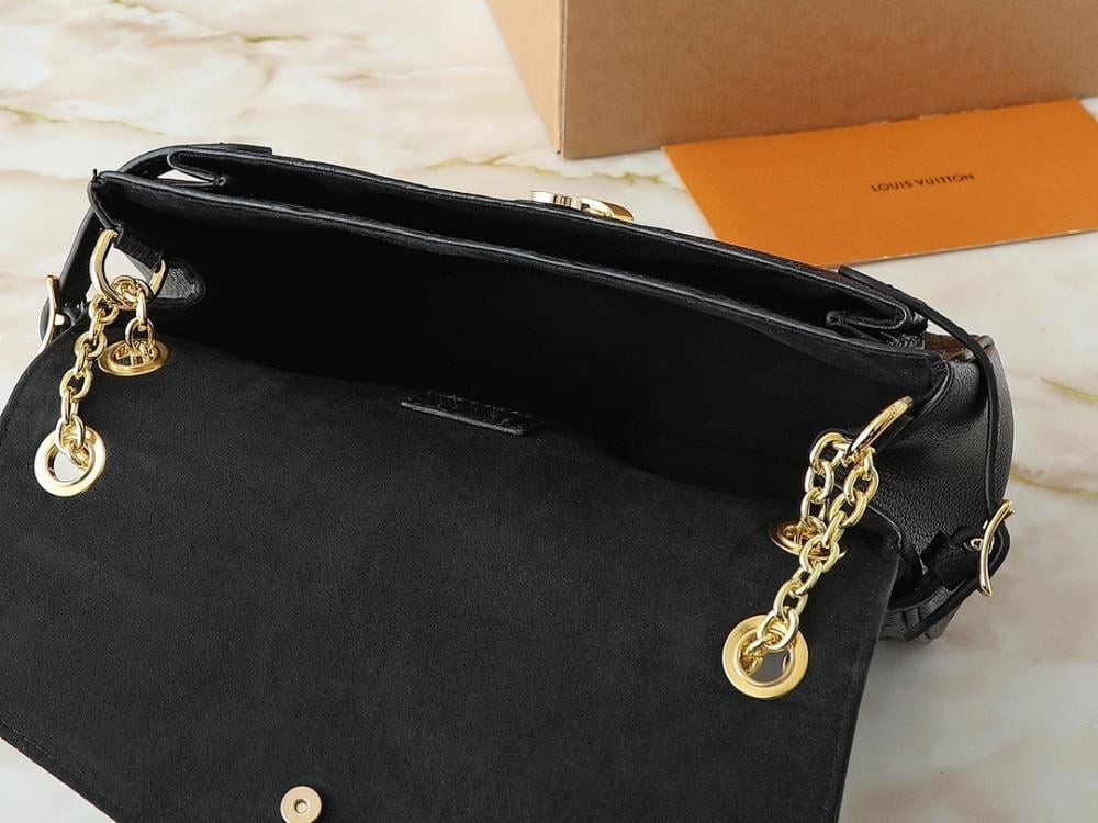 Modern Refined Shoulder Bag