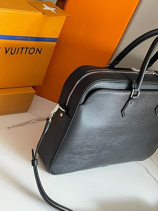 Elegant Leather Crossbody Bag – Limited Edition
