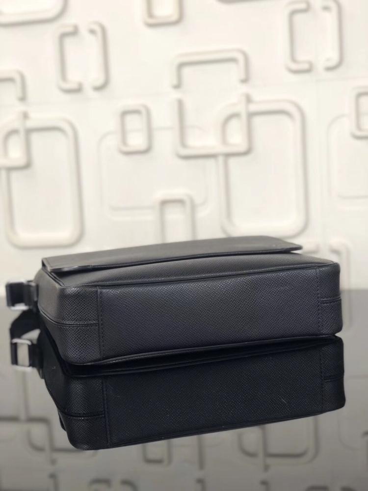 Elegant Leather Top Handle Bag
