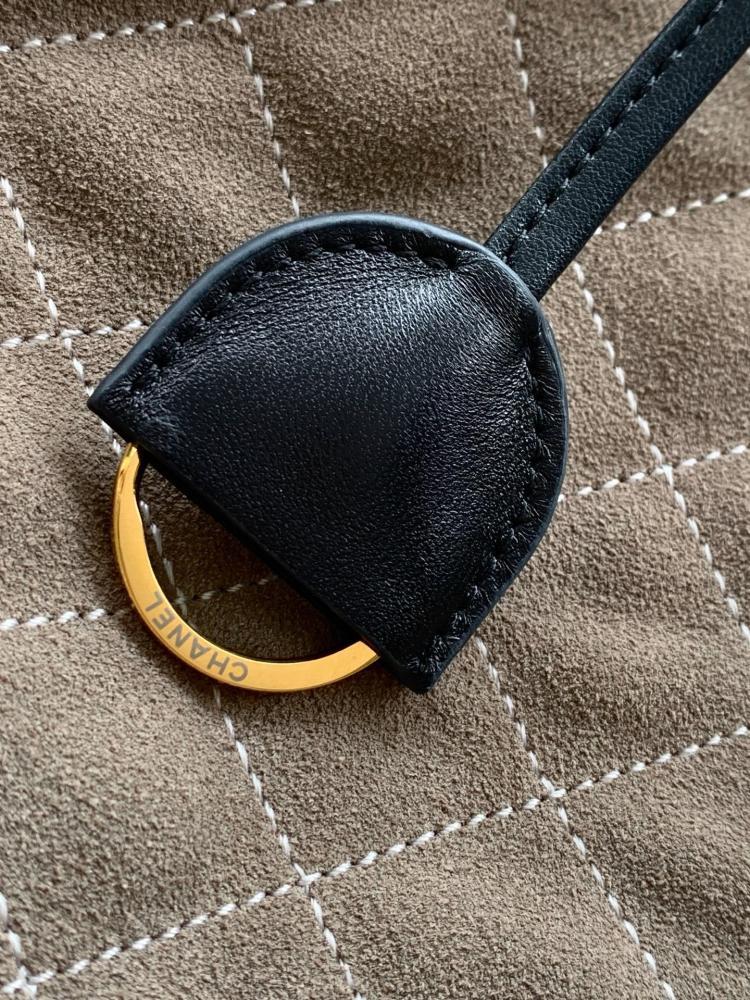 Classic Quilted Leather Shoulder Bag