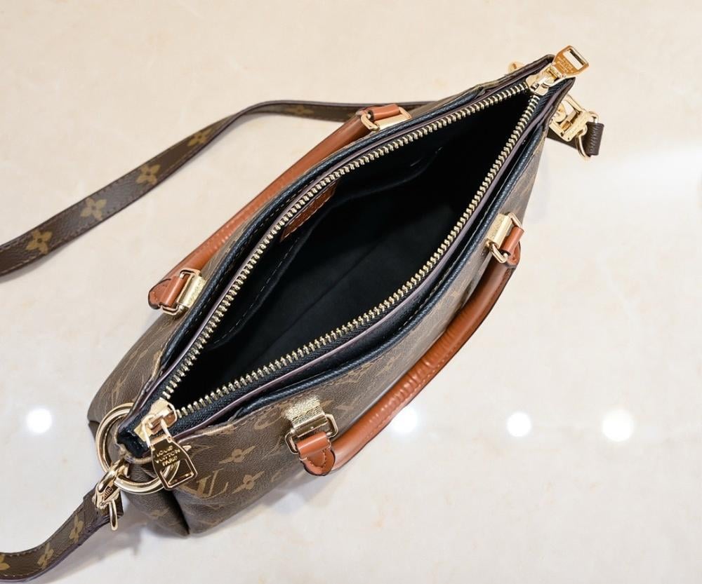 Modern Italian-Inspired Shoulder Bag