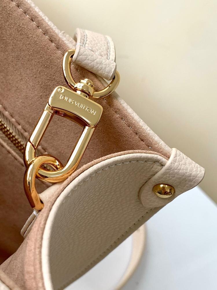 Elegant Leather Shoulder Bag – Limited Edition