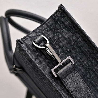 Modern Luxury Leather Shoulder Bag – Limited Edition