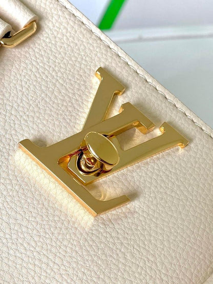 Elegant Leather Shoulder Bag – Limited Edition