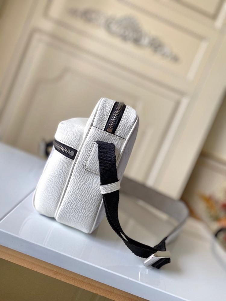 Stylish Silver Leather Shoulder Bag – Limited Edition