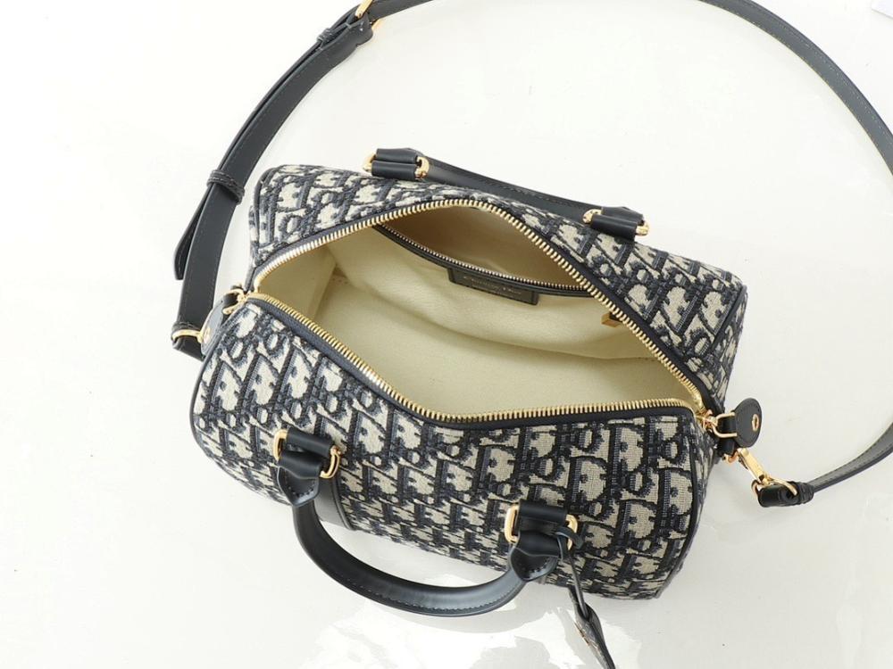 Elegant Refined Quilted Leather Shoulder Bag