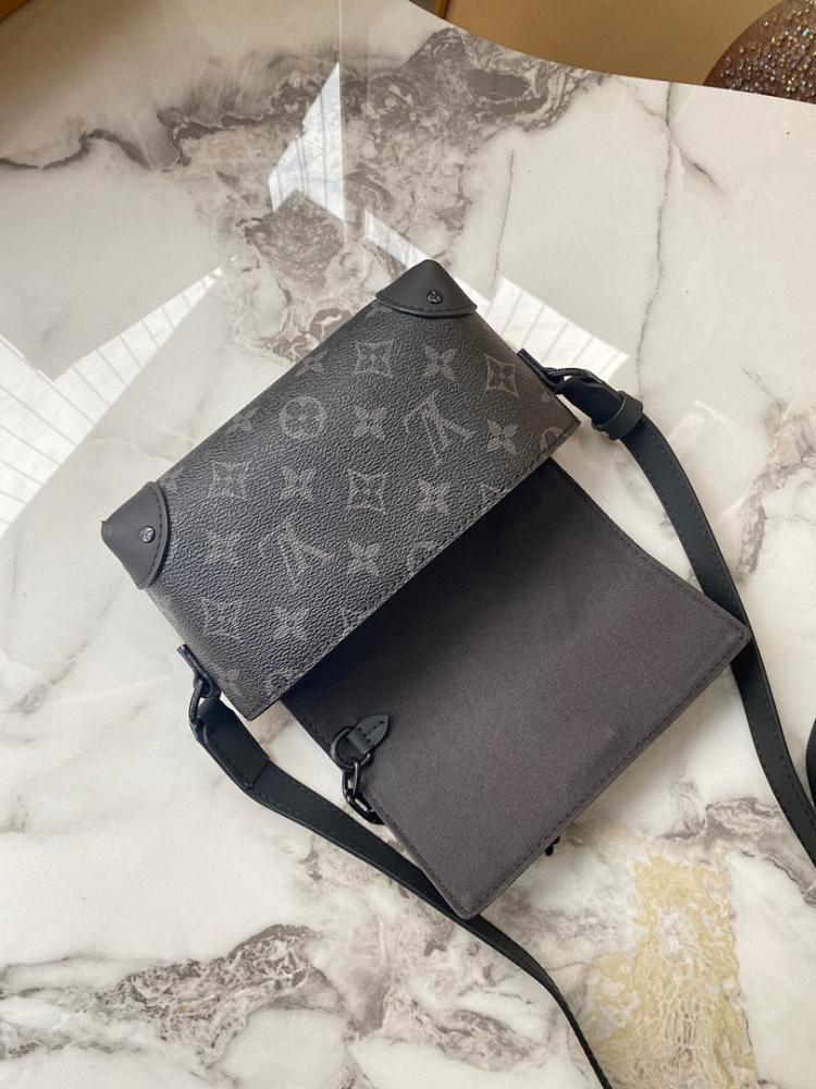 Modern Black Leather Shoulder Bag – Limited Edition