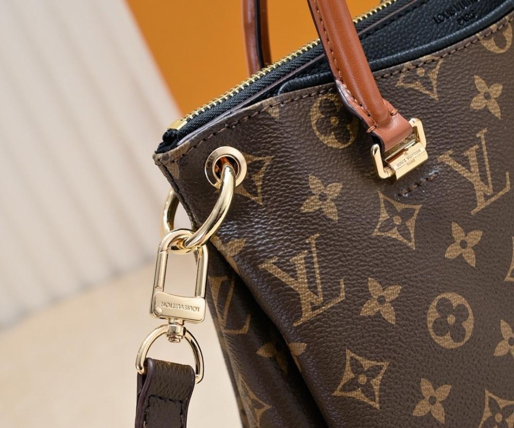 Modern Italian-Inspired Shoulder Bag
