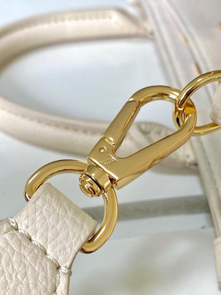Elegant Leather Shoulder Bag – Limited Edition