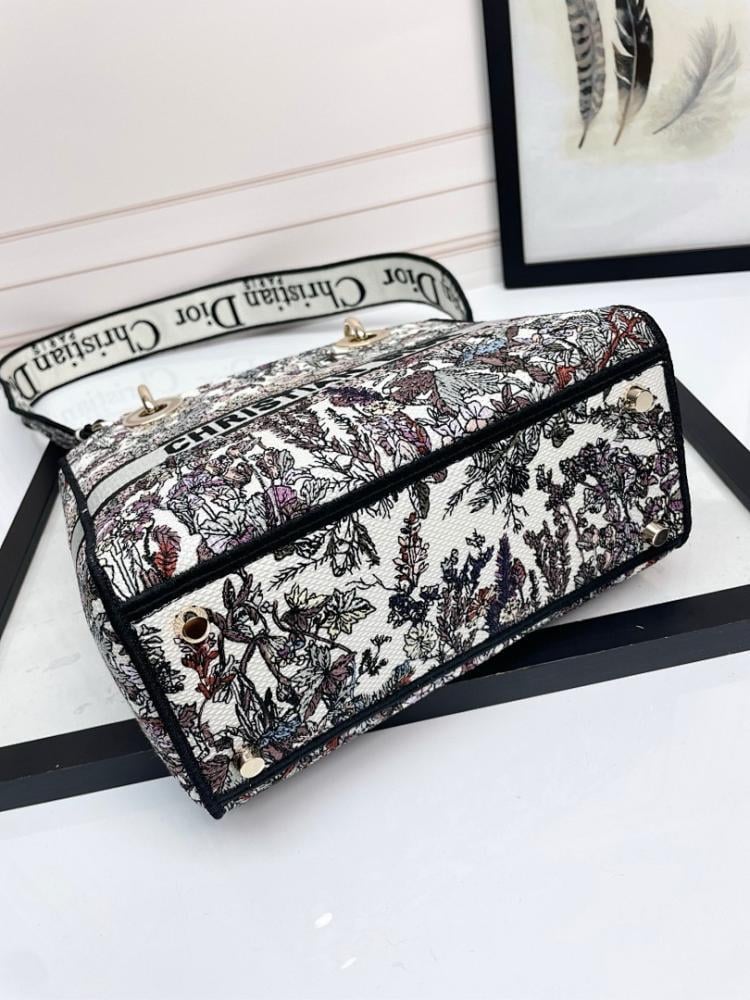 Luxury Refined Embroidered Shoulder Bag