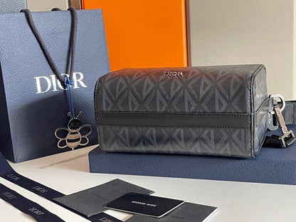Elegant Grey Leather Shoulder Bag – Limited Edition