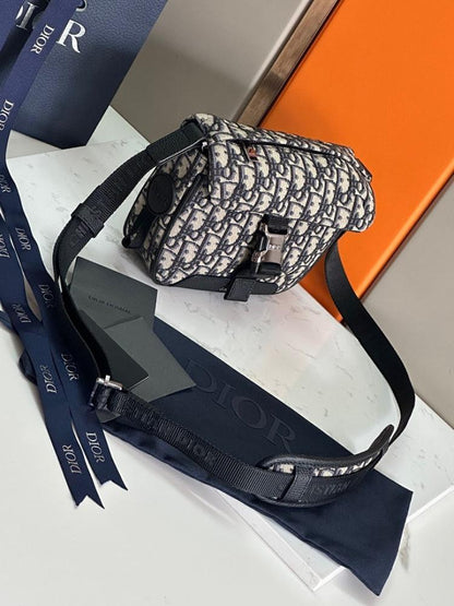 Modern Refined Black Quilted Jacquard Shoulder Bag