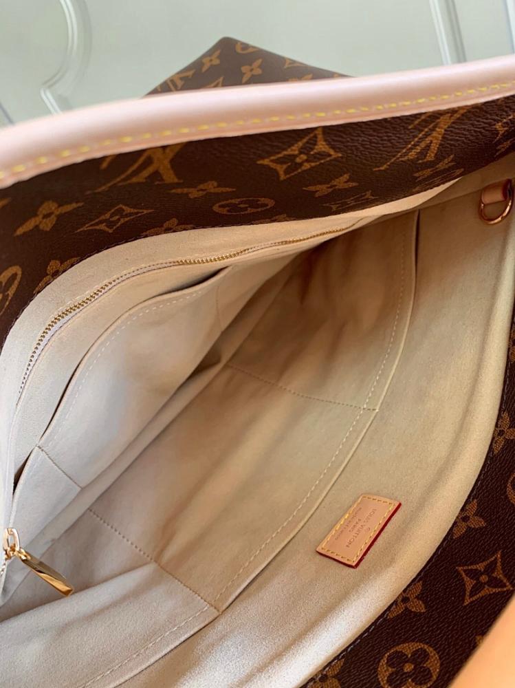 Elegant Refined Gold Crossbody Bag