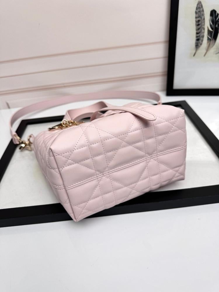 Elegant Leather Top Handle Bag – Special Edition
