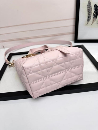 Elegant Leather Top Handle Bag – Special Edition