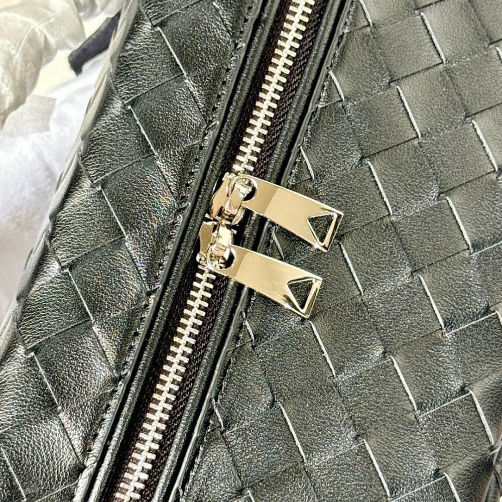 Elegant Woven Leather Shoulder Bag – Special Edition