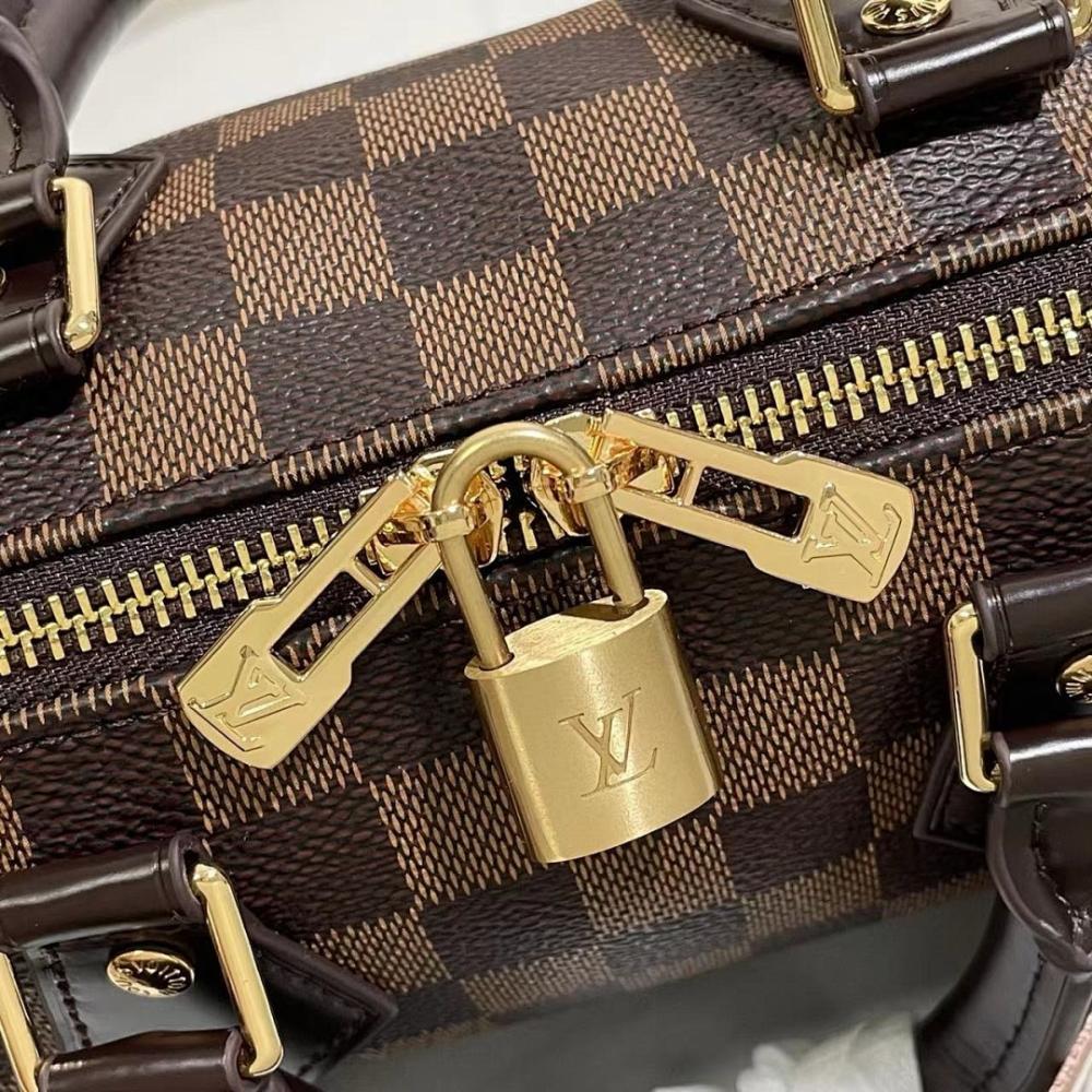 Elegant Refined Leather Travel Bag
