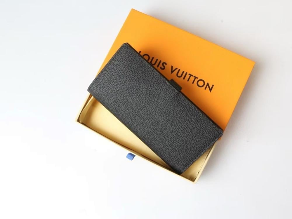 Capucines Leather Wallet