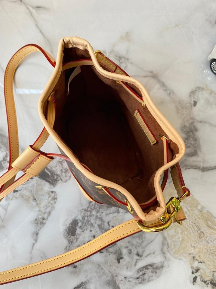 Elegant Leather Crossbody Bag – Limited Edition
