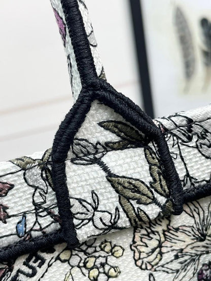 Modern Luxury Embroidered Shoulder Bag