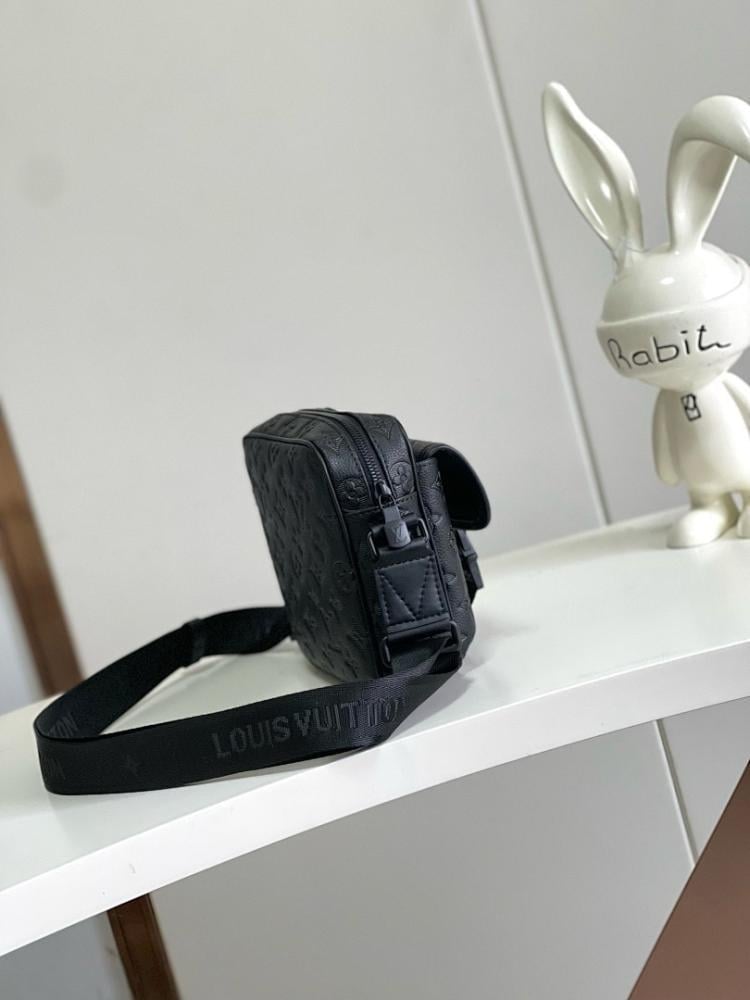 Modern Italian-Inspired Leather Shoulder Bag