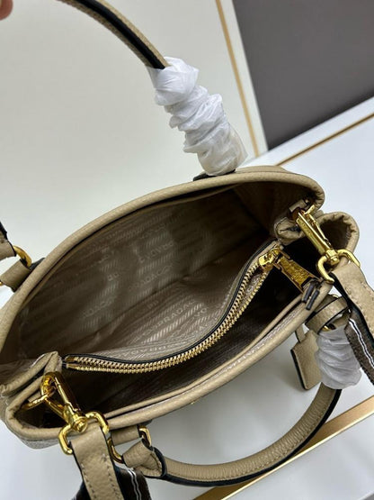 Classic Elegant Leather Shoulder Bag – Limited Edition