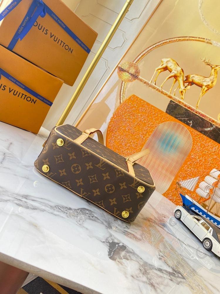 Elegant Refined Crossbody Bag