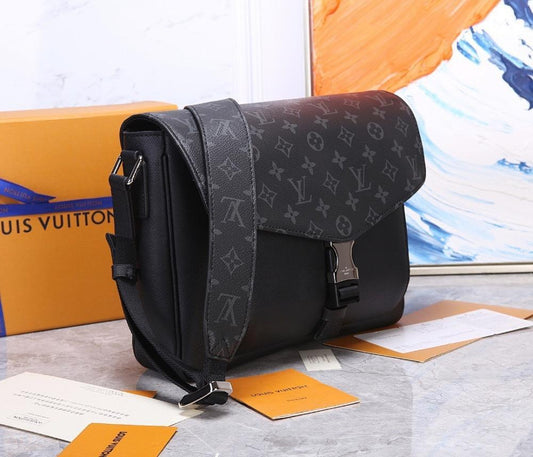 Modern Refined Leather Shoulder Bag