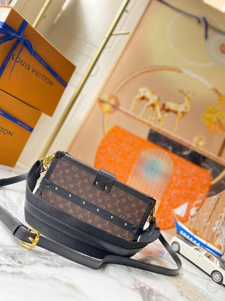 Elegant Refined Leather Shoulder Bag