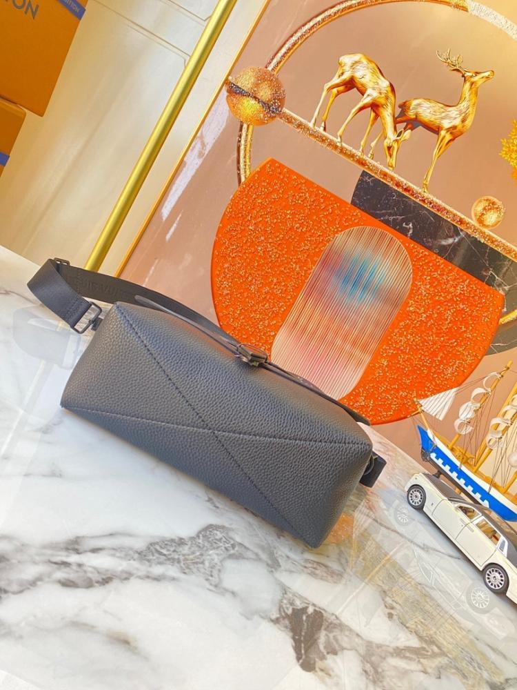 Elegant Leather Shoulder Bag – Special Edition