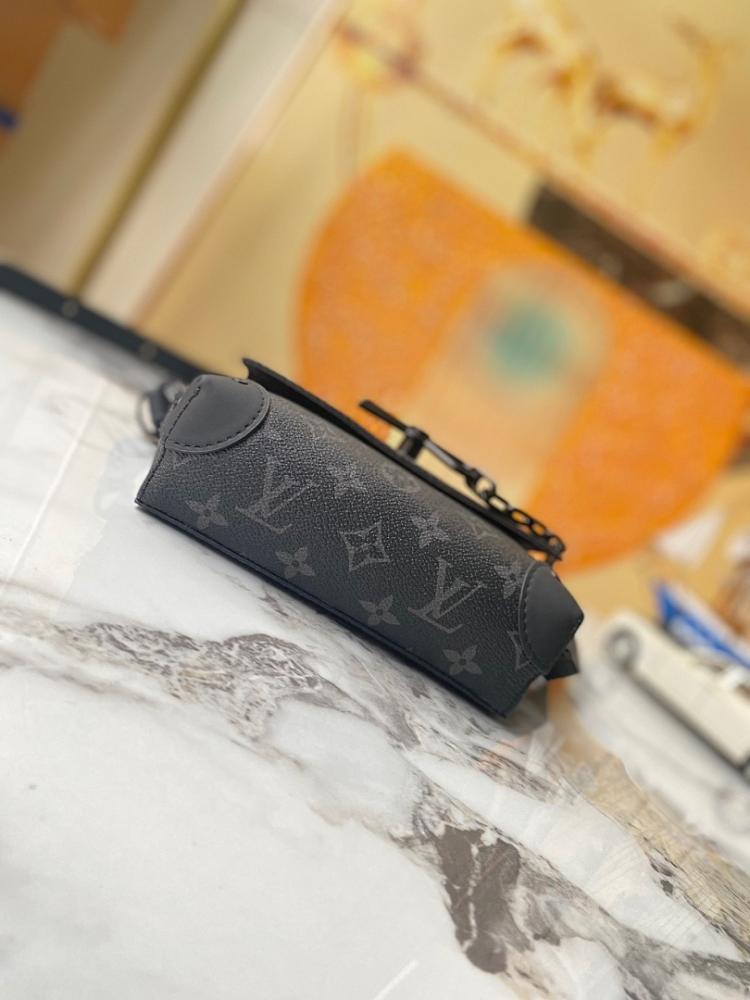 Modern Black Leather Shoulder Bag – Limited Edition