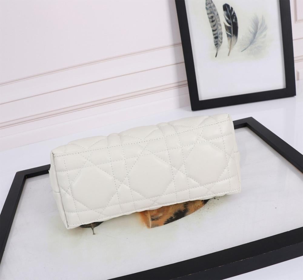 Luxury Refined Embroidered Shoulder Bag