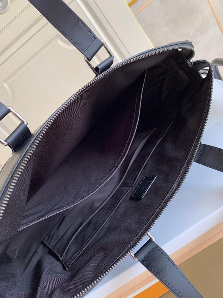 Stylish Silver Shoulder Bag – Limited Edition