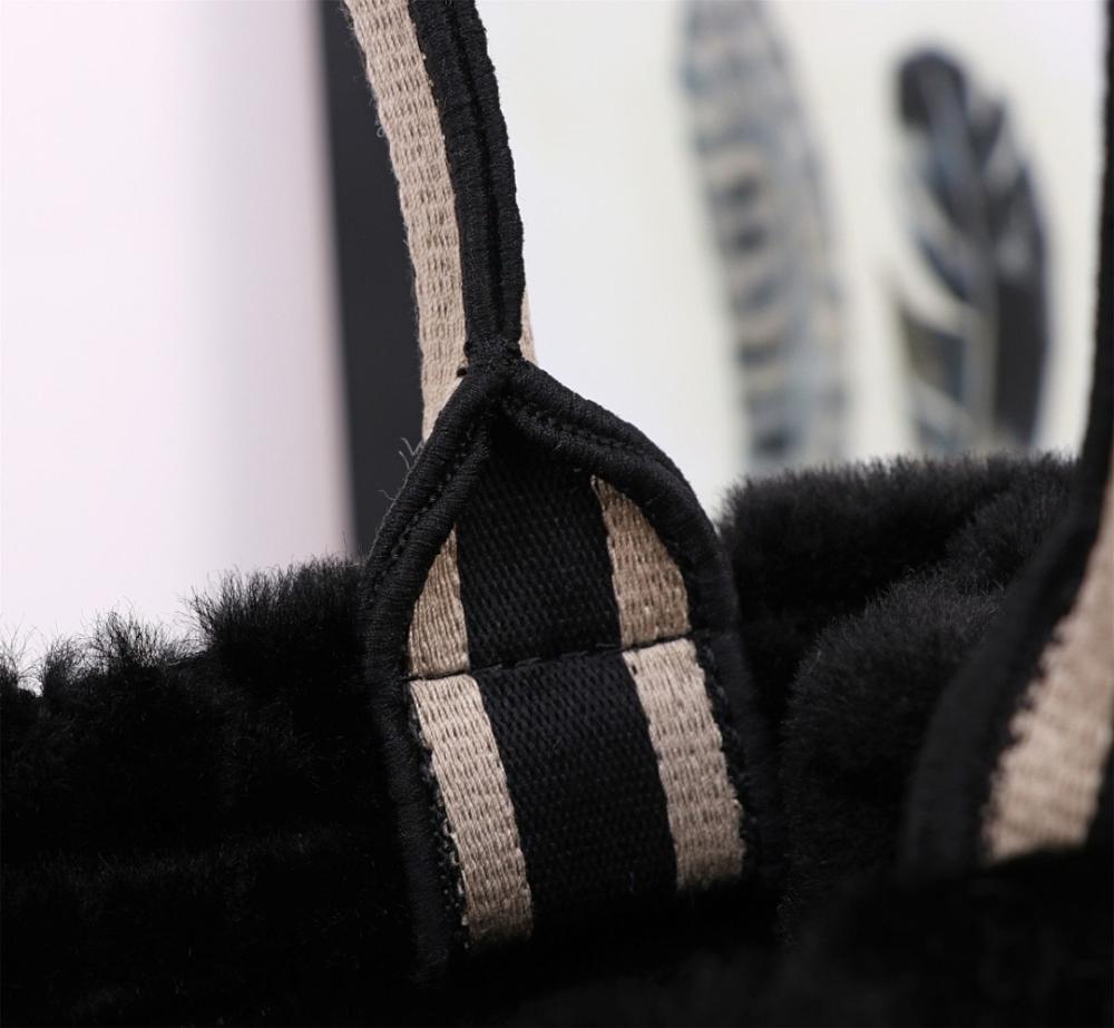 Stylish Embroidered Crossbody Bag – Limited Edition