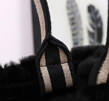 Stylish Embroidered Crossbody Bag – Limited Edition