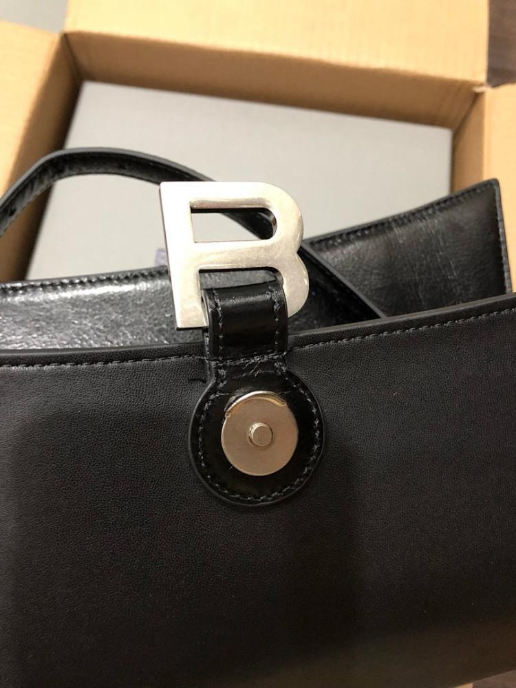 Stylish Calfskin Shoulder Bag – Limited Edition