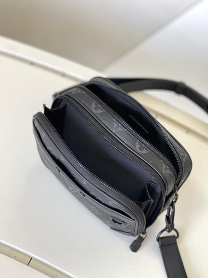 Modern Black Leather Shoulder Bag – Limited Edition