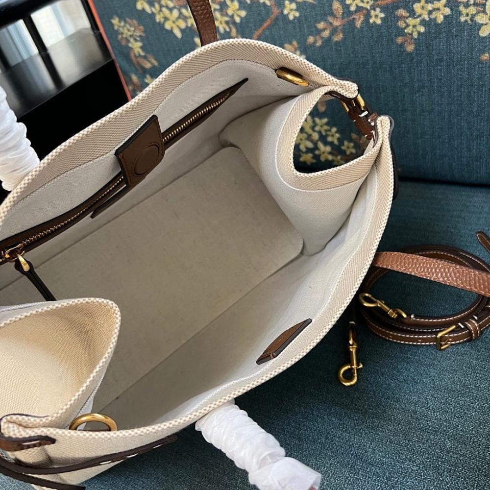 VLogo Signature Leather Shoulder Bag