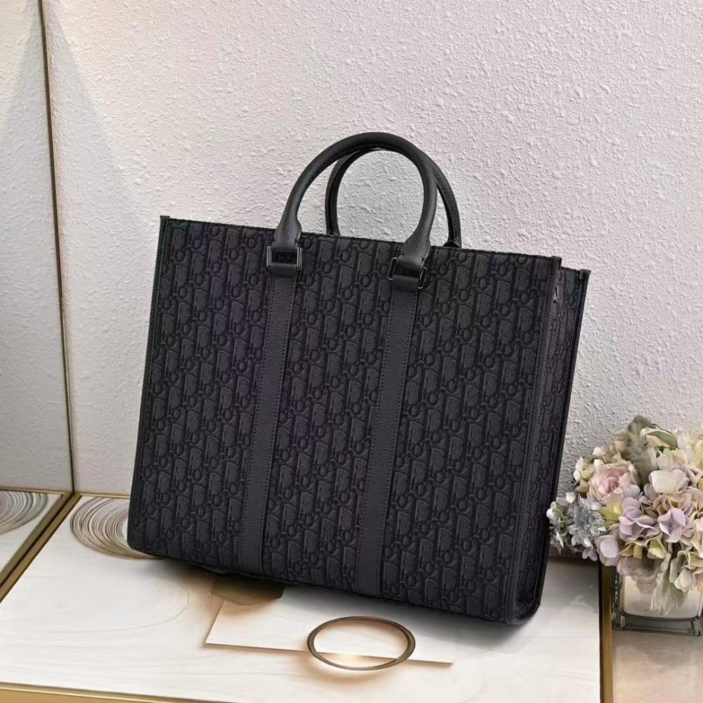 Modern Luxury Leather Shoulder Bag – Limited Edition