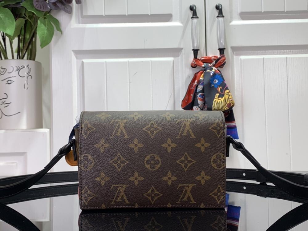 Classic Shoulder Bag
