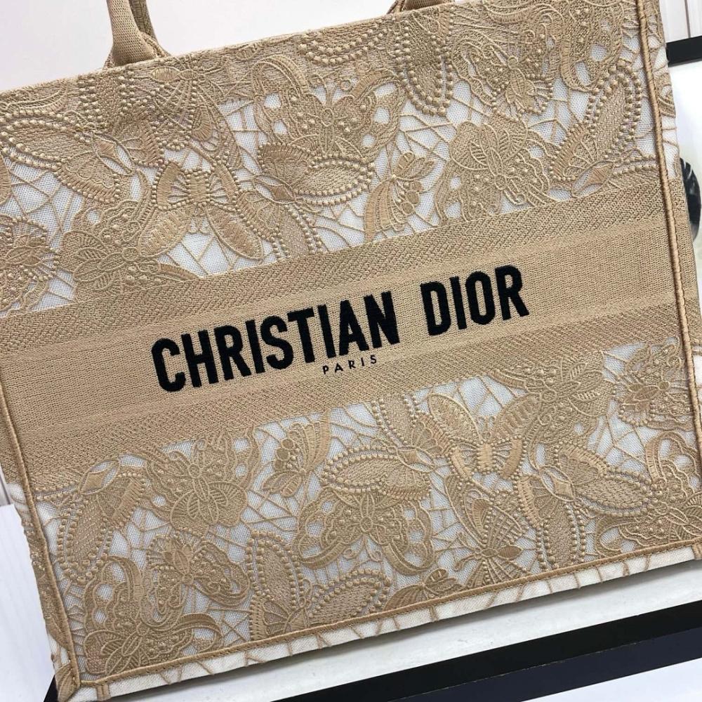 Modern Elegant Embroidered Shoulder Bag – Limited Edition
