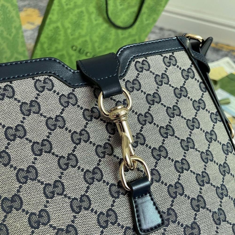 Elegant Shoulder Bag – Limited Edition