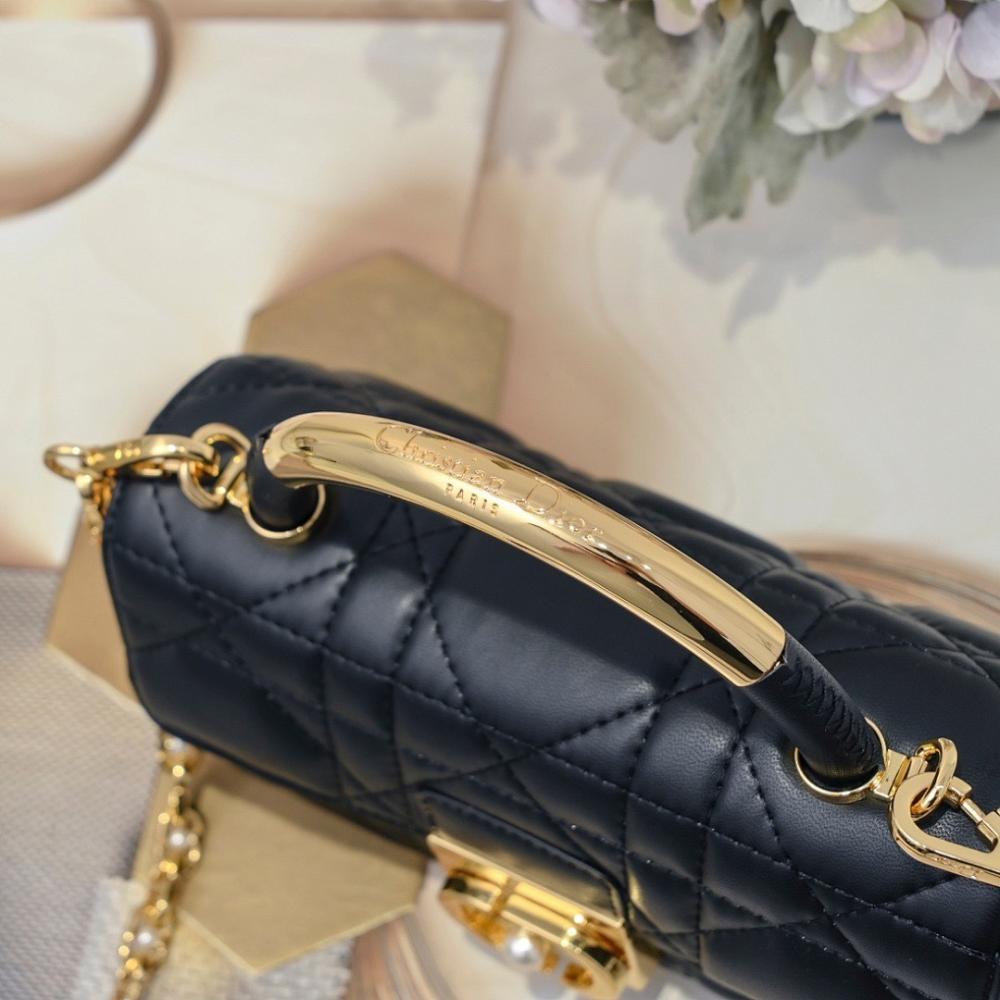 Modern Refined Quilted Shoulder Bag