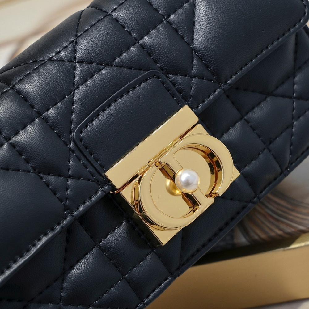 Modern Refined Quilted Shoulder Bag