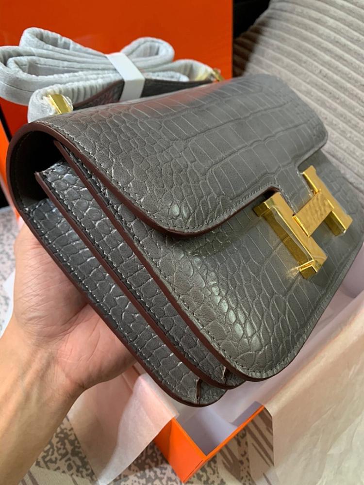 Classic Luxury Gold Leather Shoulder Bag – Special Edition