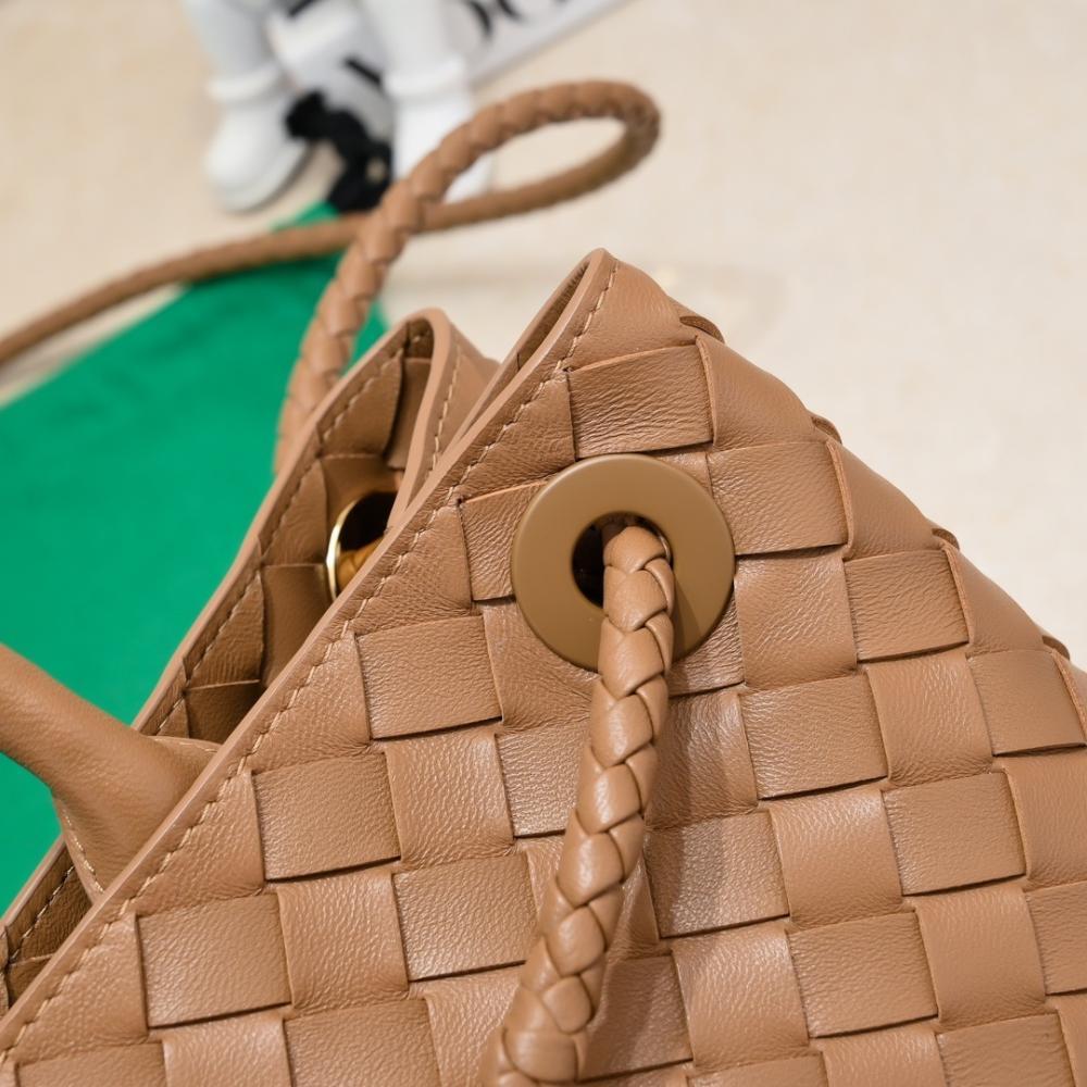 Elegant Leather Crossbody Bag