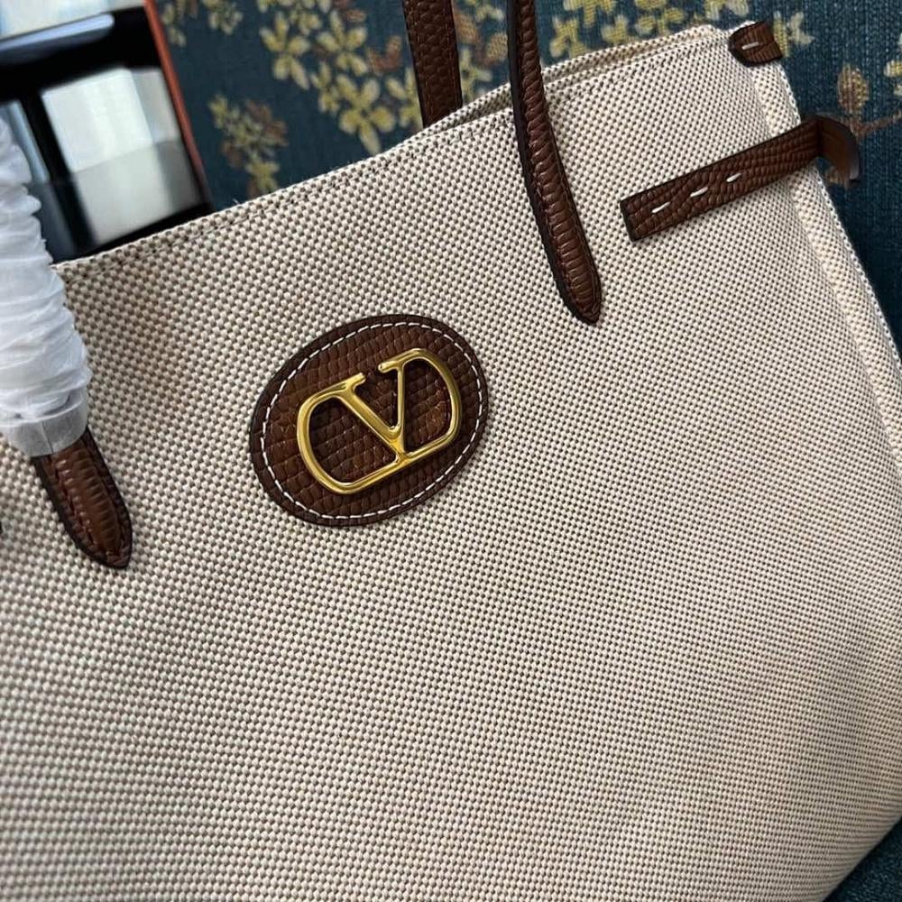 VLogo Signature Leather Shoulder Bag