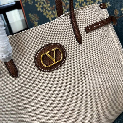 VLogo Signature Leather Shoulder Bag