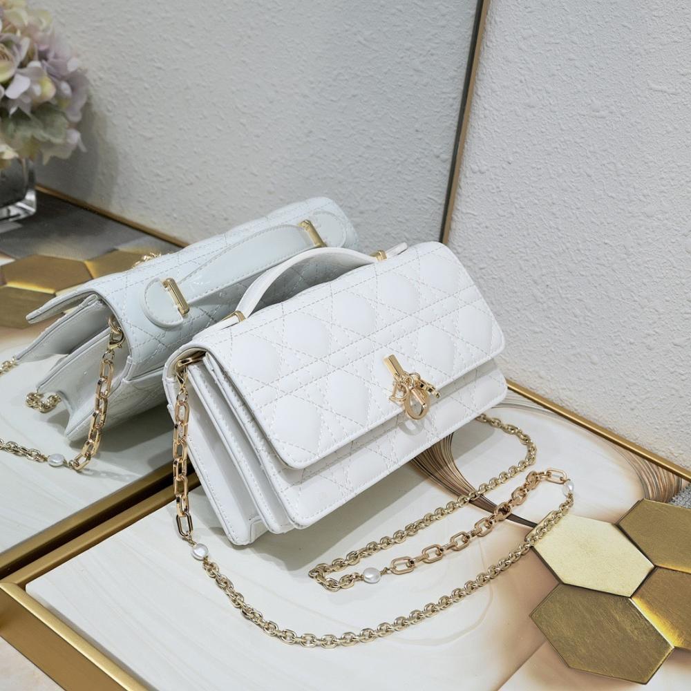 Classic Refined Leather Shoulder Bag